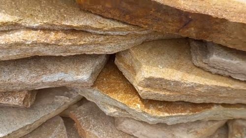 Плитняк златолит жёлтый золотистый для отмостки купить в Кудымкаре