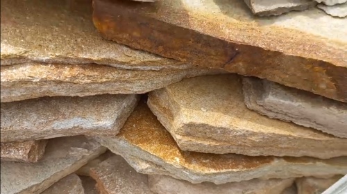 Плитняк златолит жёлтый золотистый для отмостки купить в Кудымкаре