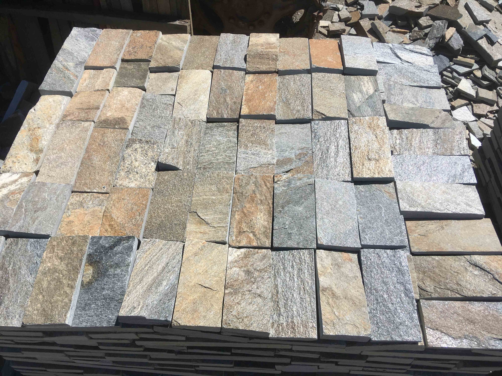 Плитка пилёная златолит Уральский для цоколя, отмостки купить в Кудымкаре