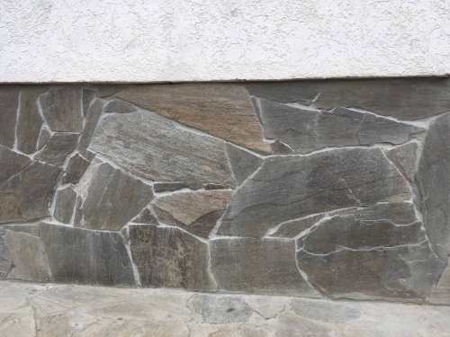 Плитняк златолит Уральский для цоколя, отмостки купить в Кудымкаре