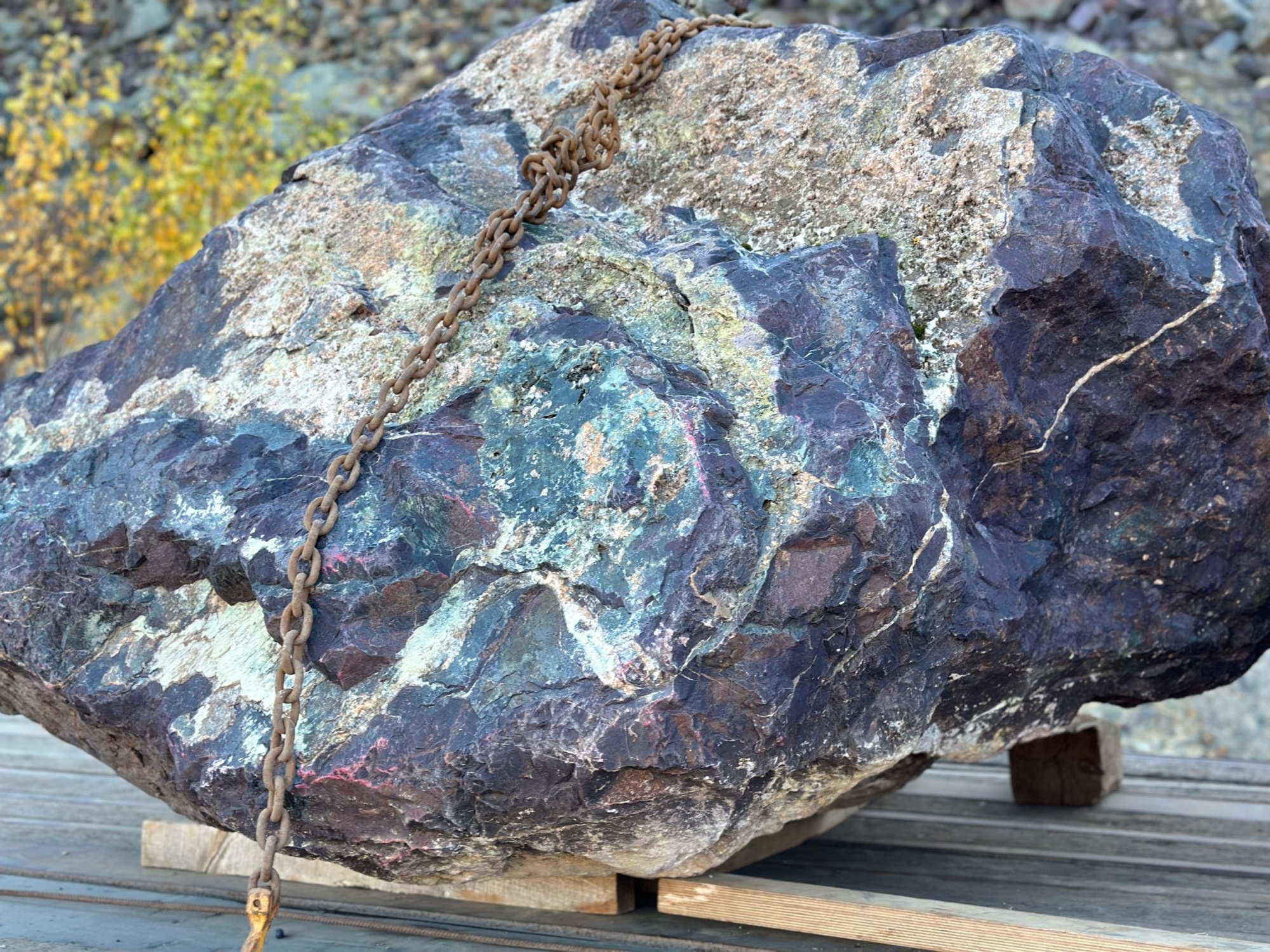 Огромные красно-фиолетовые валуны для ландшафтного дизайна весом более 5 тонн купить в Кудымкаре