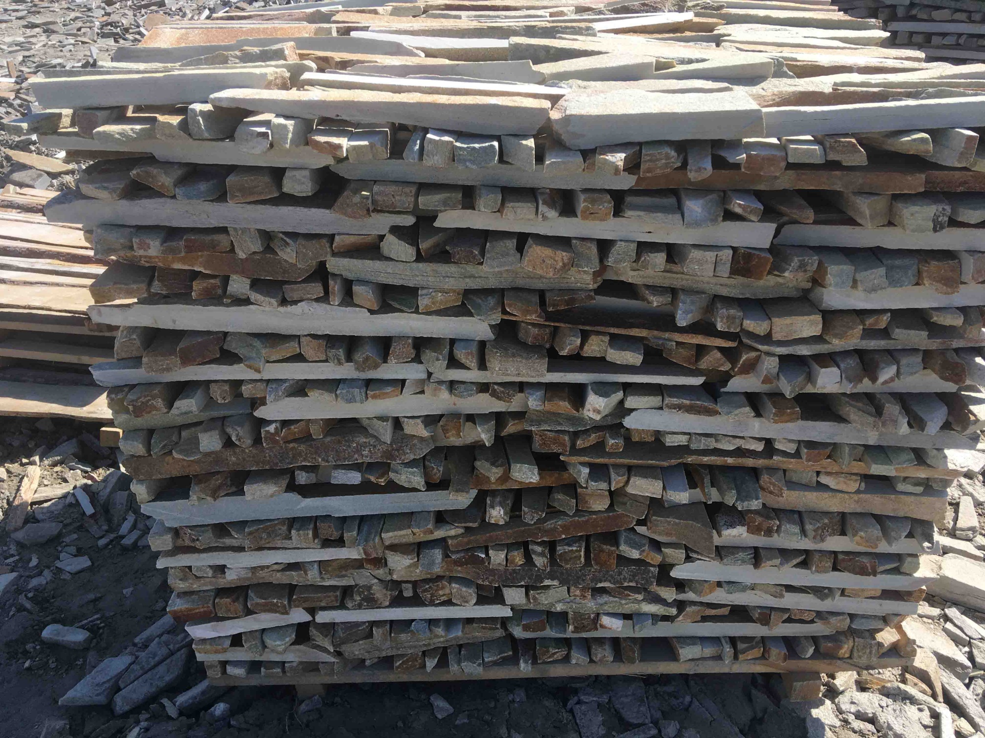 Горбушка златолит золотистый для облицовки купить в Кудымкаре