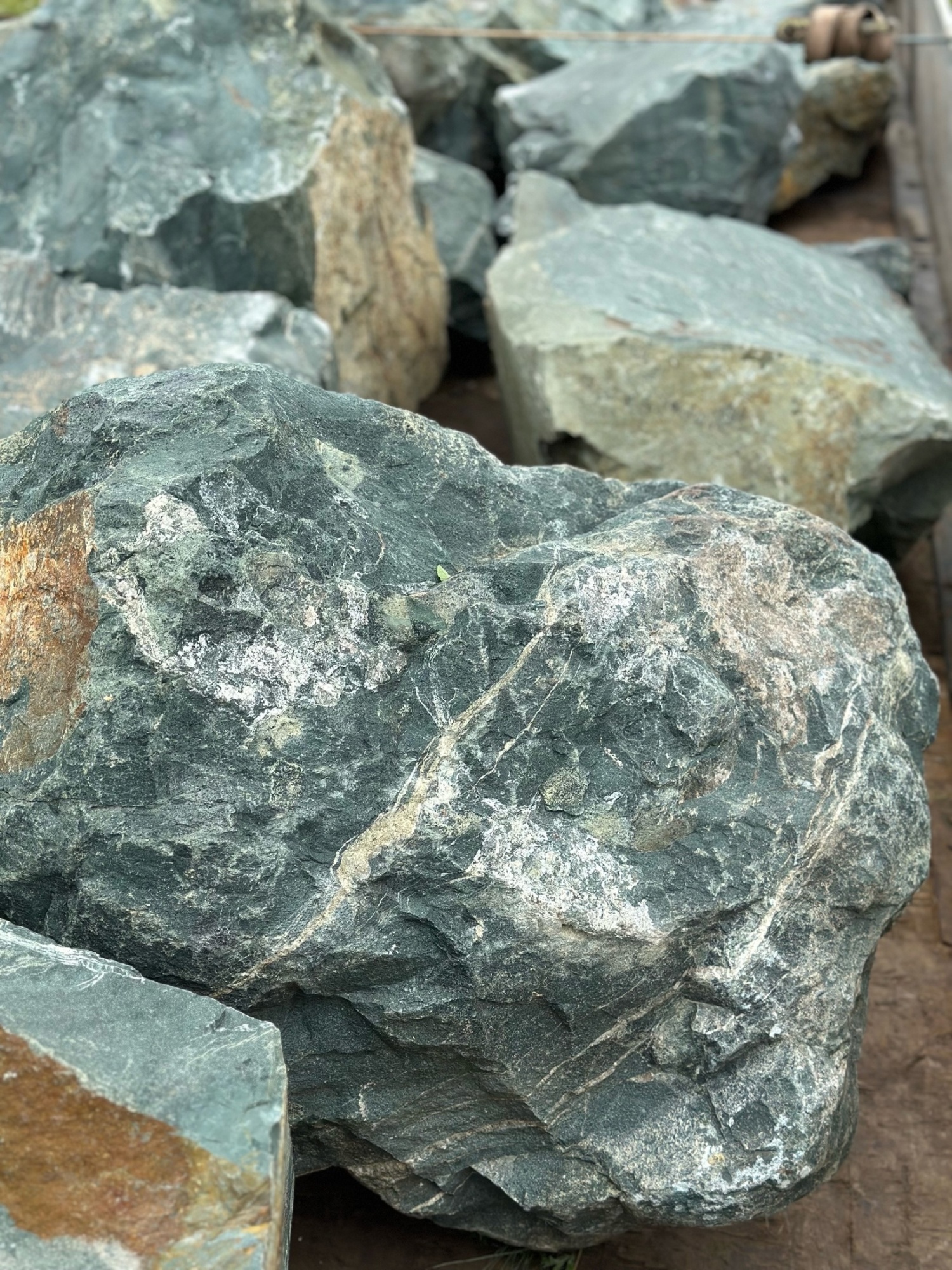 Камни для ландшафтного дизайна зелёные 10-60 килограмм купить в Кудымкаре