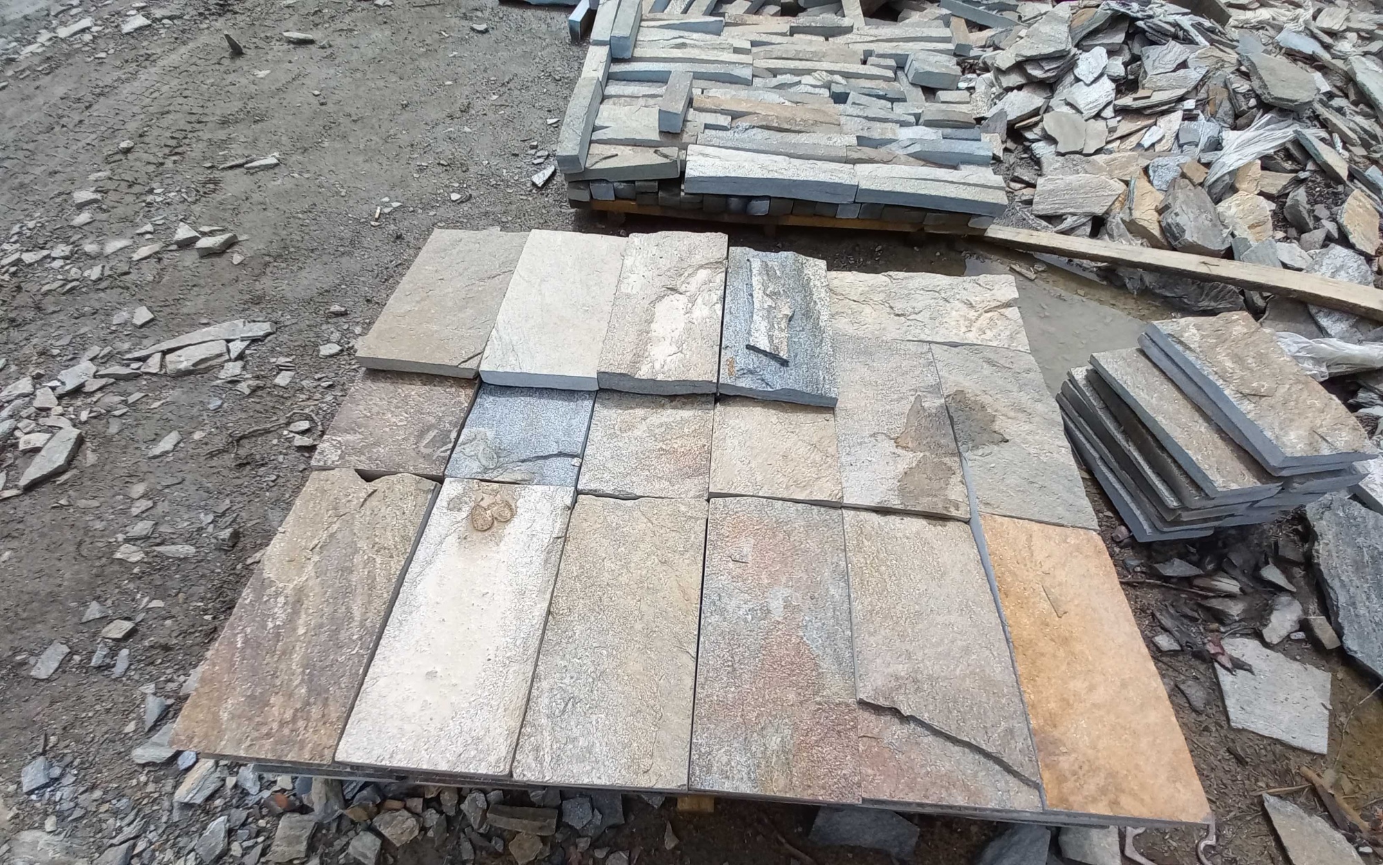 Плитка пилёная златолит Уральский для цоколя, отмостки купить в Кудымкаре