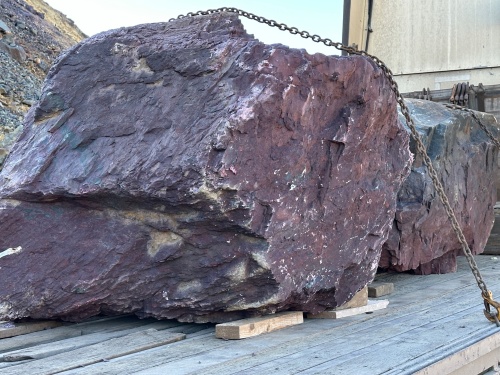 Огромные красно-фиолетовые валуны для ландшафтного дизайна весом более 5 тонн купить в Кудымкаре