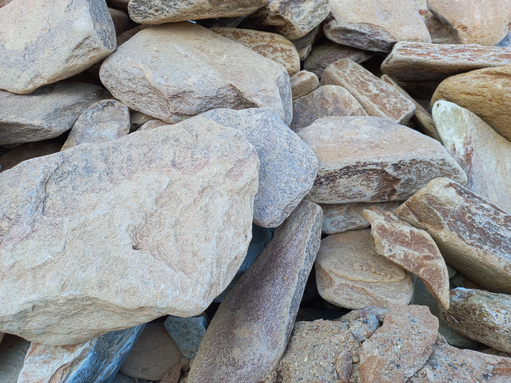 Златолит жёлтый, жёлто-зелёный глыбки и валуны для ланшафтного дизайна купить в Кудымкаре