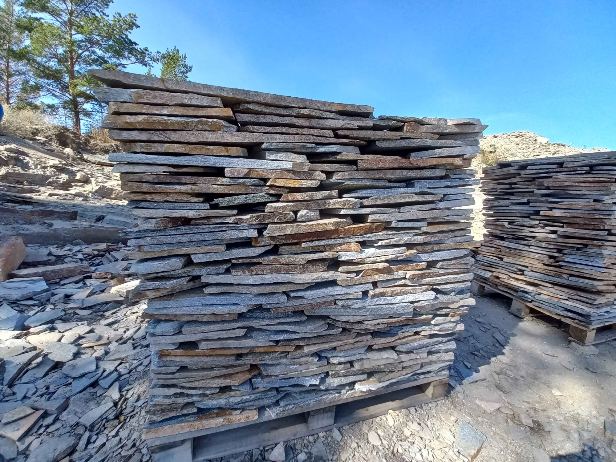 Плитняк златолит серебристый для фасада купить в Кудымкаре