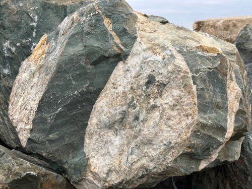 Гигантские зелёные валуны для ландшафтного дизайна весом более 5 тонн купить в Кудымкаре