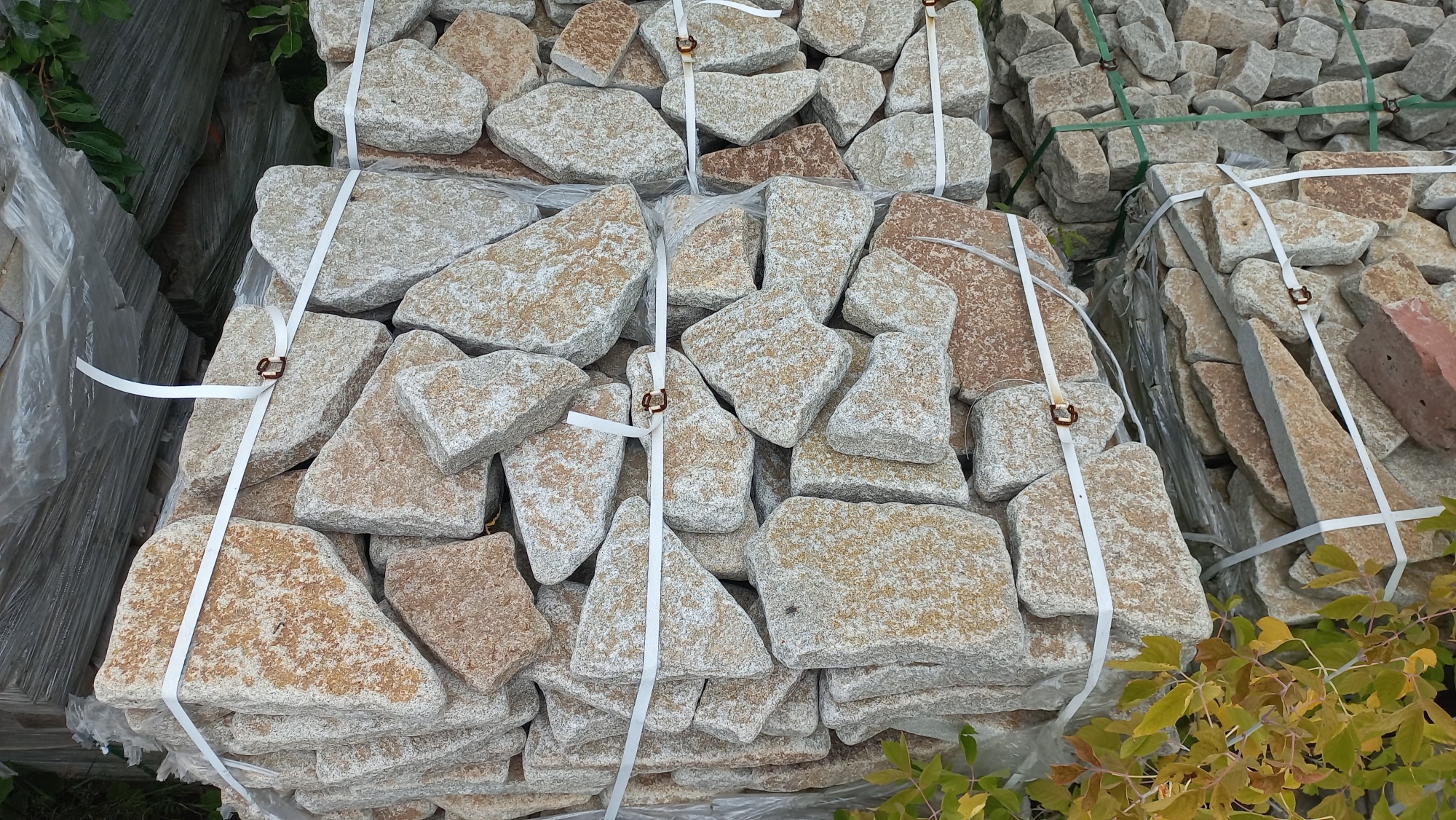 Плитняк галтованный гранитный для ландшафтного дизайна купить в Кудымкаре