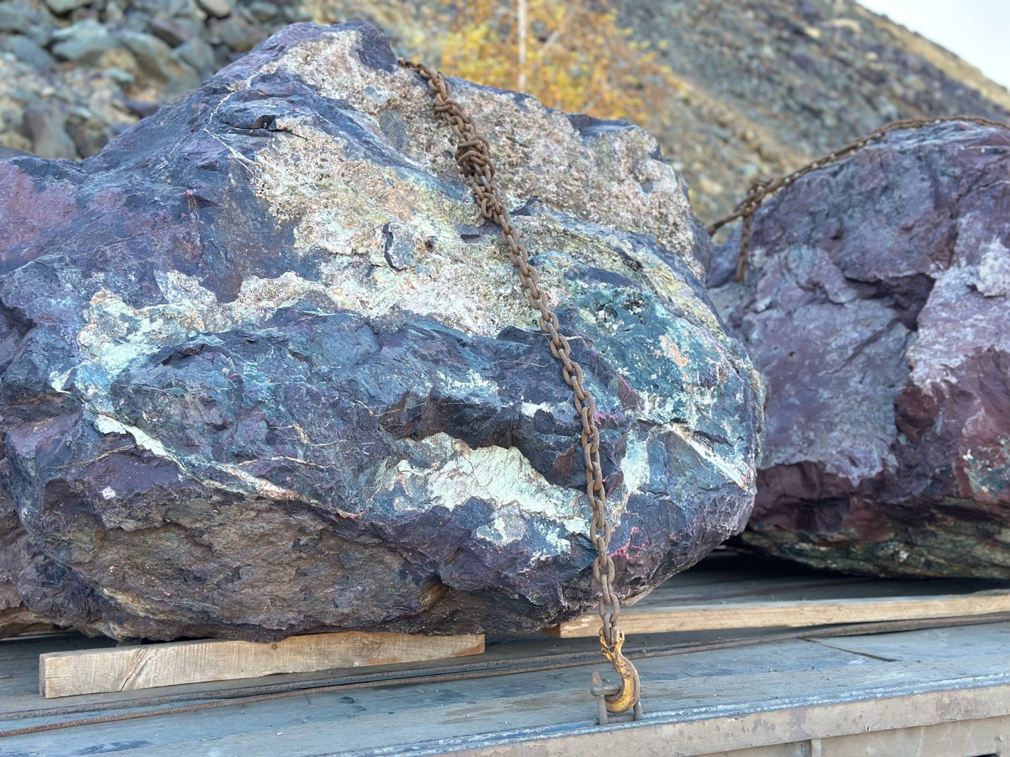 Огромные красно-фиолетовые валуны для ландшафтного дизайна весом более 5 тонн купить в Кудымкаре