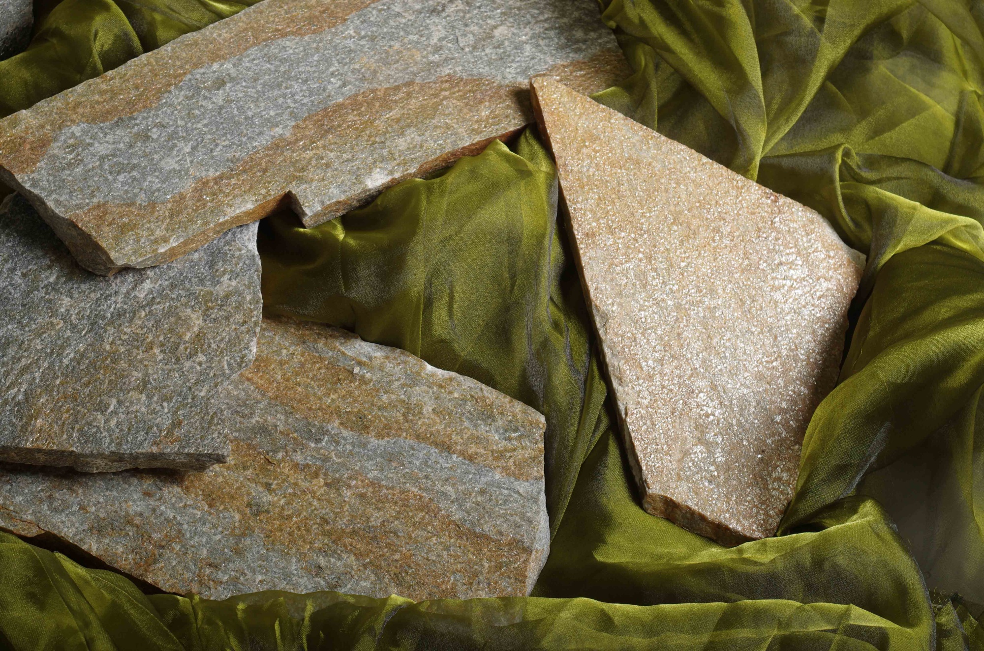 Плитняк златолит Уральский для цоколя, отмостки купить в Кудымкаре