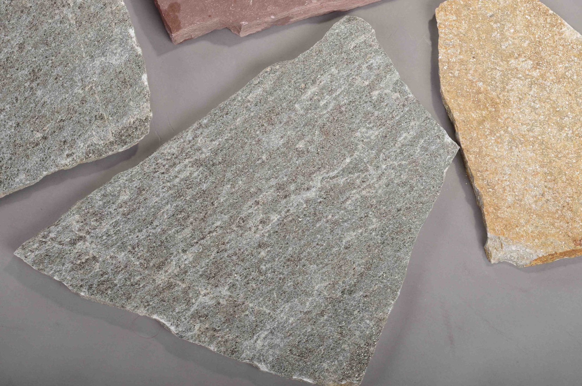 Плитняк златолит Уральский для цоколя, отмостки купить в Кудымкаре