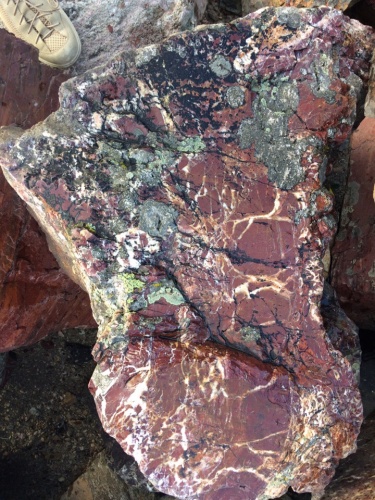 Камни для ландшафтного дизайна красно-фиолетовые 10-60 килограмм купить в Кудымкаре